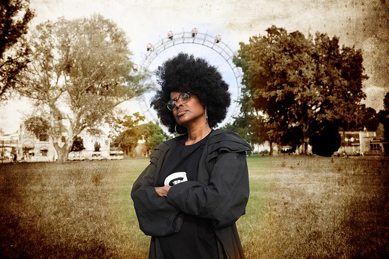 WIENWOCHE 2023: VHZ 1896 - Legacies of the Healing. Member of the project team posing in front of Wiener Riesenrad. Foto © WIENWOCHE, Marisel Orellana Bongola